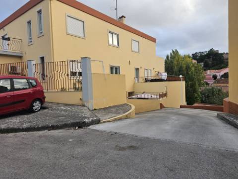 Apartamento T2 renovado com estacionamento