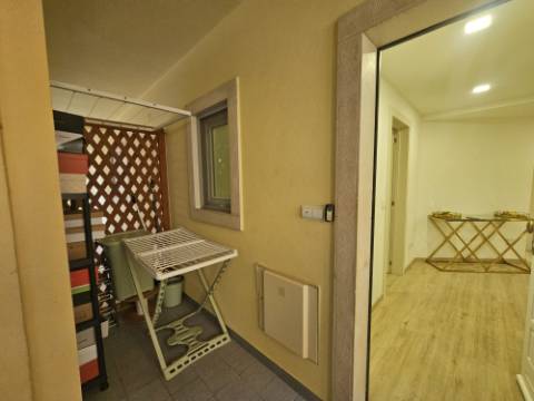 Apartamento T2 renovado com estacionamento