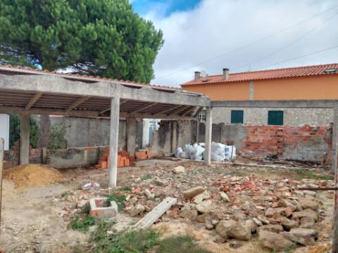 Moradia em fase de reconstrução