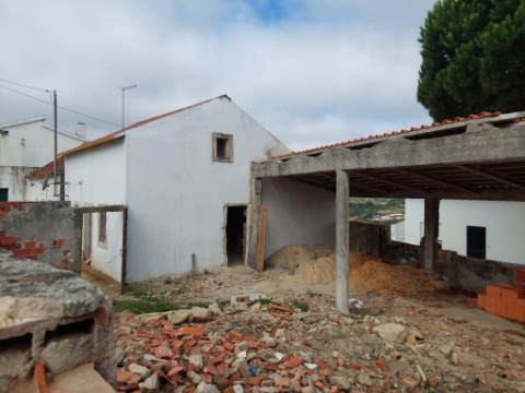 Moradia em fase de reconstrução
