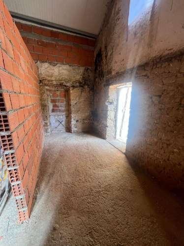 Moradia em fase de reconstrução