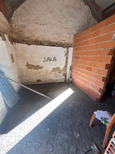 Moradia em fase de reconstrução