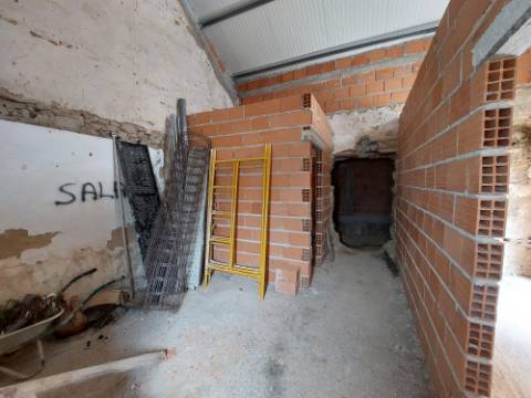 Moradia em fase de reconstrução