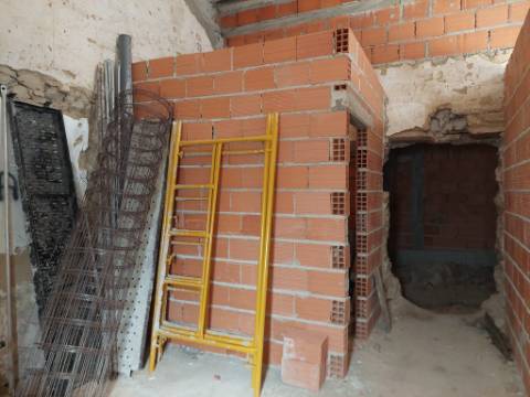 Moradia em fase de reconstrução