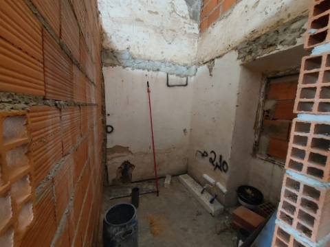 Moradia em fase de reconstrução