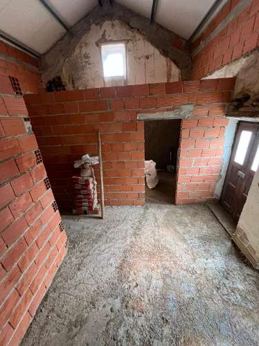 Moradia em fase de reconstrução