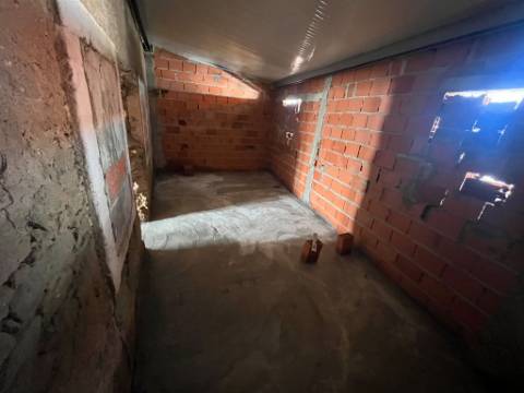 Moradia em fase de reconstrução