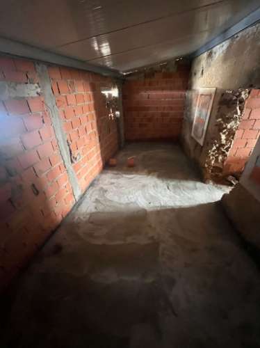 Moradia em fase de reconstrução