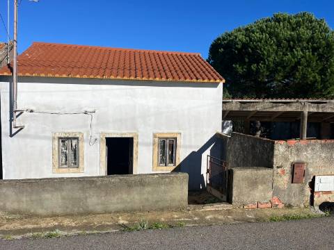 Moradia em fase de reconstrução