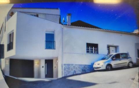 Moradia dois pisos para restauro