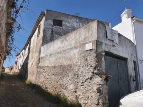 Moradia dois pisos para restauro