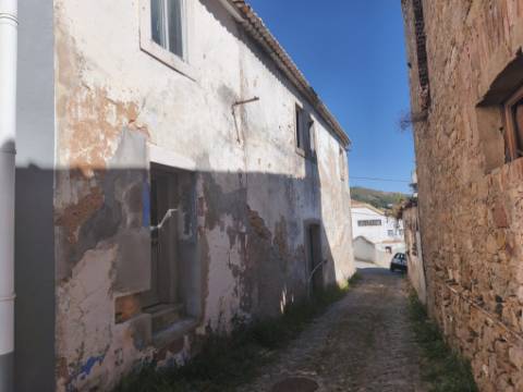 Moradia dois pisos para restauro
