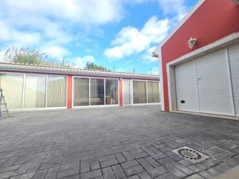 Moradia T4 com garagem e espaço exterior