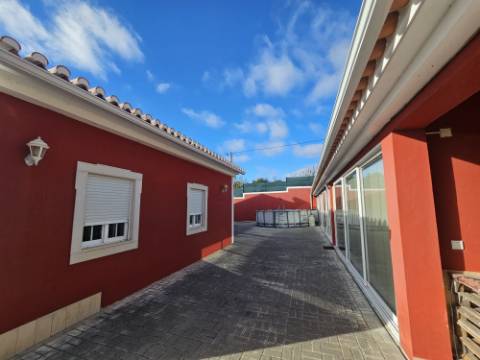 Moradia T4 com garagem e espaço exterior