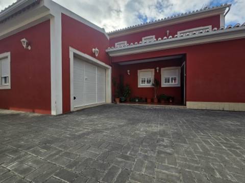 Moradia T4 com garagem e espaço exterior