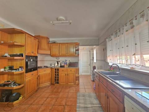 Moradia T4 com garagem e espaço exterior