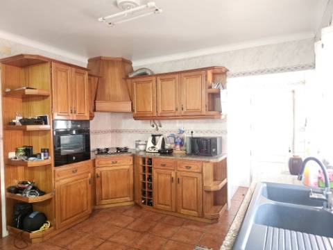 Moradia T4 com garagem e espaço exterior