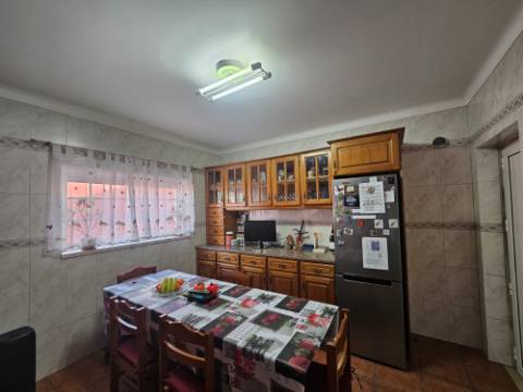 Moradia T4 com garagem e espaço exterior