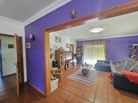 Moradia T4 com garagem e espaço exterior