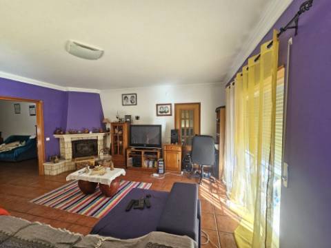 Moradia T4 com garagem e espaço exterior