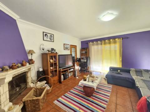 Moradia T4 com garagem e espaço exterior