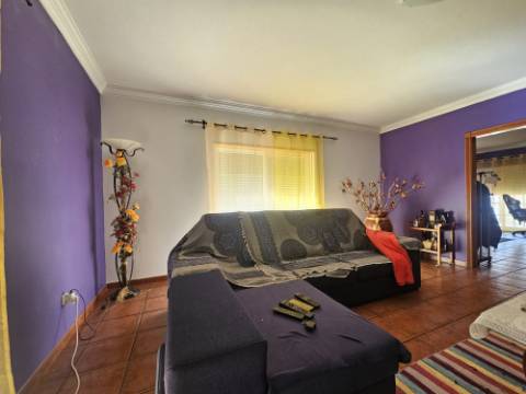 Moradia T4 com garagem e espaço exterior