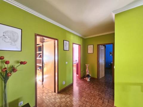 Moradia T4 com garagem e espaço exterior