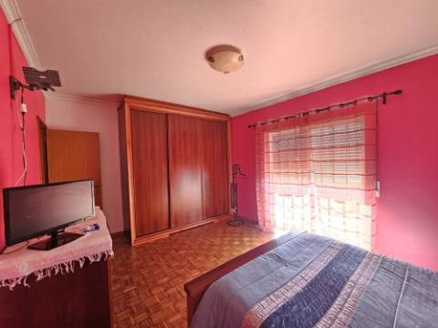 Moradia T4 com garagem e espaço exterior