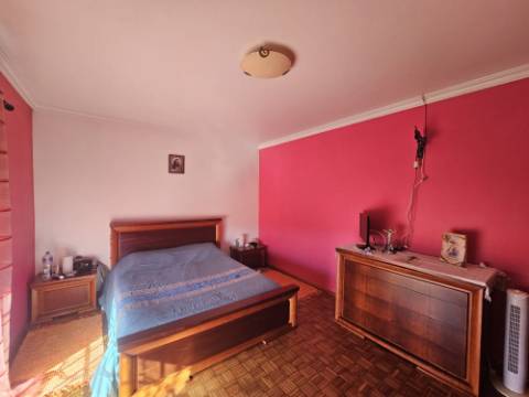 Moradia T4 com garagem e espaço exterior