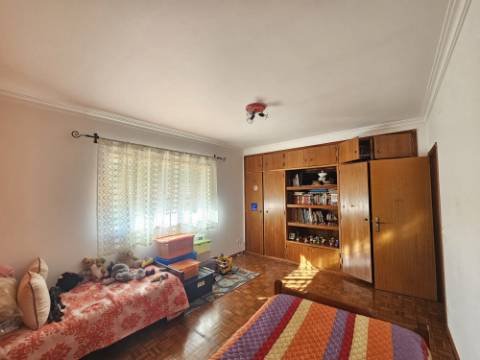 Moradia T4 com garagem e espaço exterior