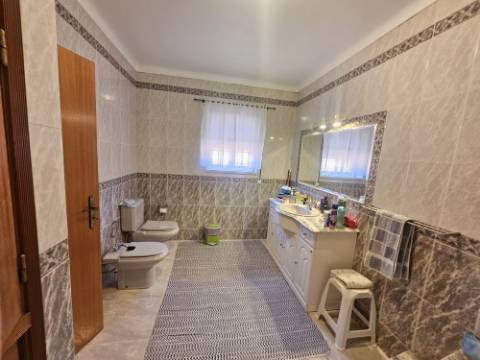 Moradia T4 com garagem e espaço exterior