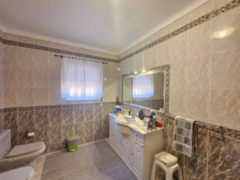 Moradia T4 com garagem e espaço exterior