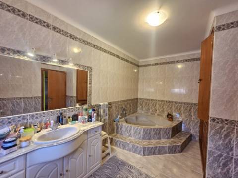 Moradia T4 com garagem e espaço exterior