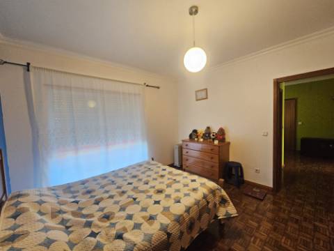 Moradia T4 com garagem e espaço exterior