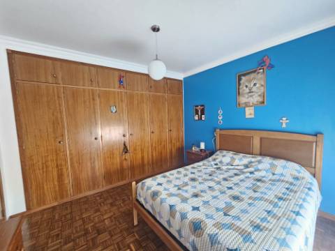 Moradia T4 com garagem e espaço exterior