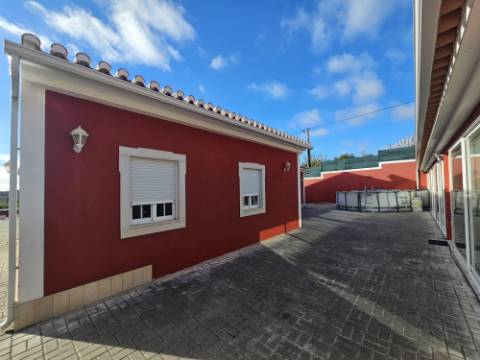 Moradia T4 com garagem e espaço exterior