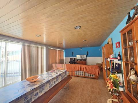 Moradia T4 com garagem e espaço exterior