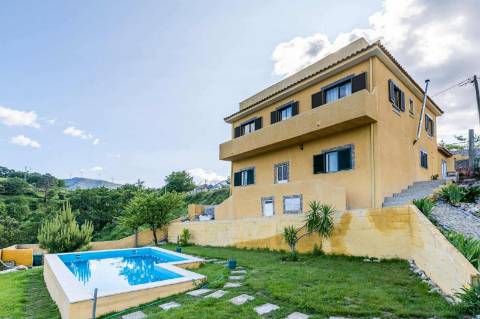 Fantástica Moradia T6 com Piscina e Vista de Serra - Ruivães, Gerês
