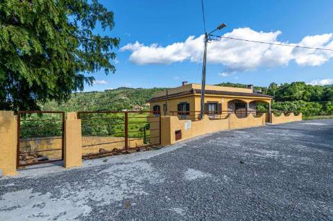 Fantástica Moradia T6 com Piscina e Vista de Serra - Ruivães, Gerês
