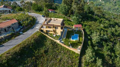 Fantástica Moradia T6 com Piscina e Vista de Serra - Ruivães, Gerês
