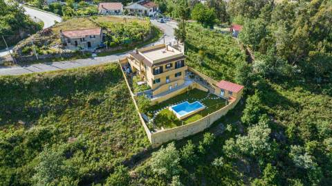 Fantástica Moradia T6 com Piscina e Vista de Serra - Ruivães, Gerês
