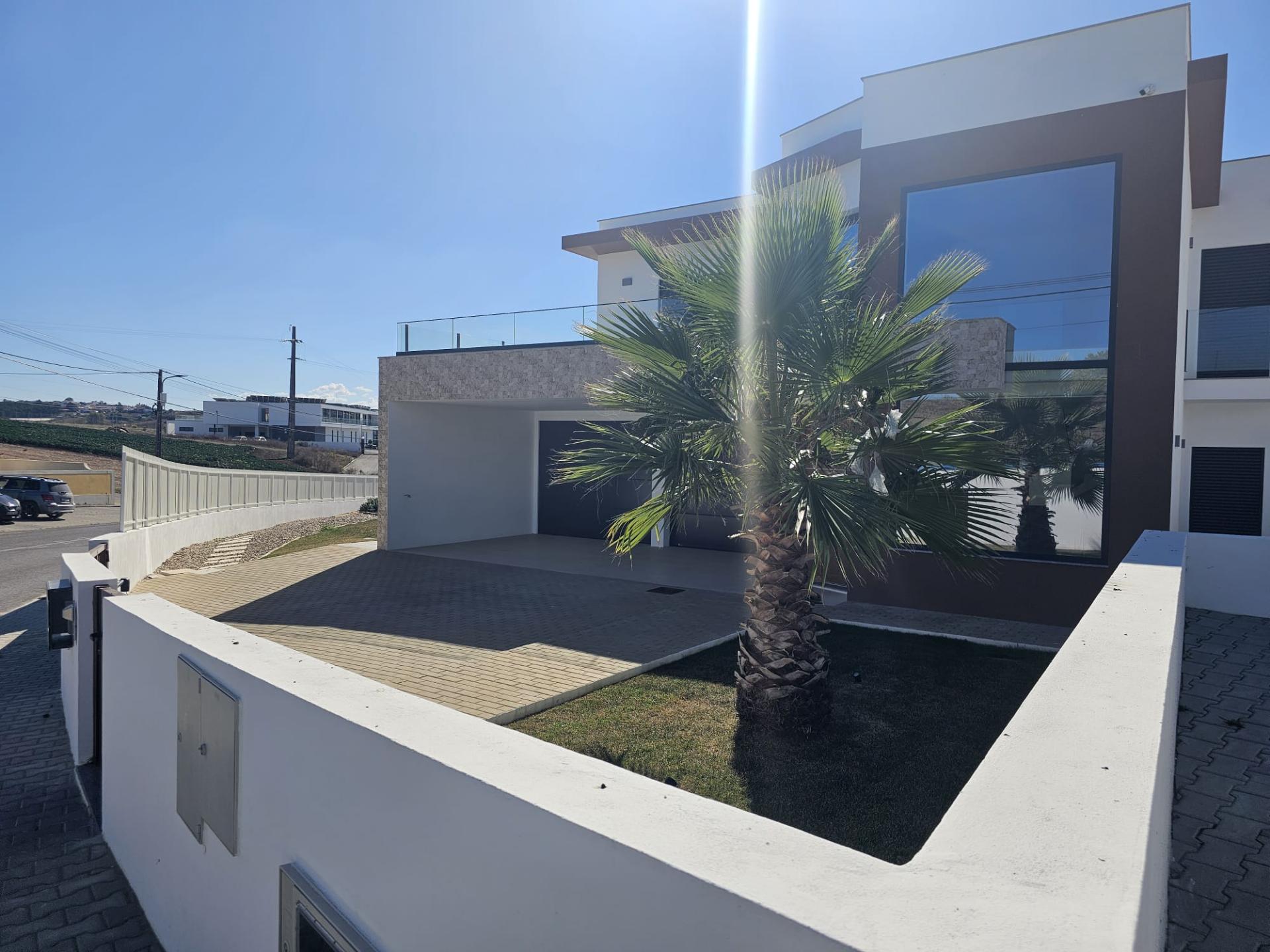 Moradia T4 com garagem e piscina zona Lourinhã