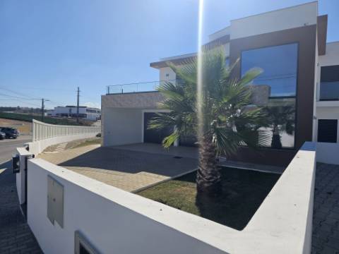 Moradia T4 com garagem e piscina zona Lourinhã