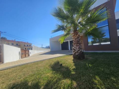 Moradia T4 com garagem e piscina zona Lourinhã