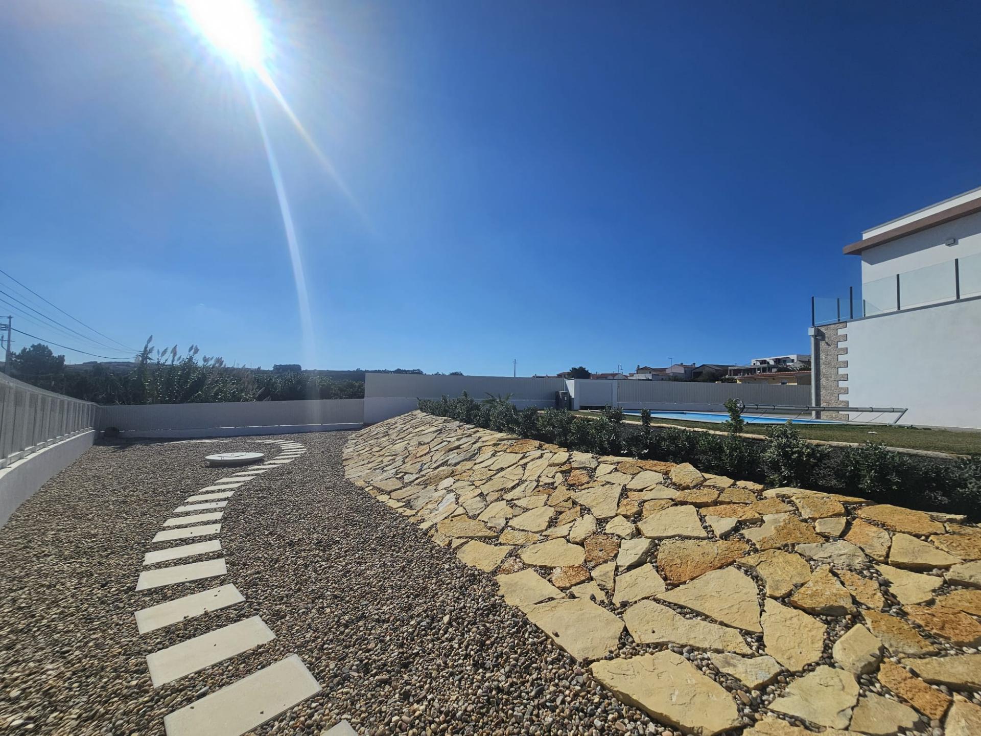 Moradia T4 com garagem e piscina zona Lourinhã