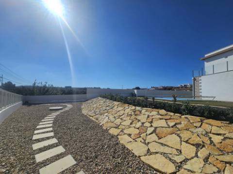 Moradia T4 com garagem e piscina zona Lourinhã