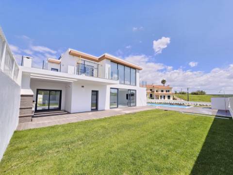 Moradia T4 com garagem e piscina zona Lourinhã