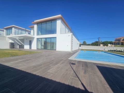 Moradia T4 com garagem e piscina zona Lourinhã