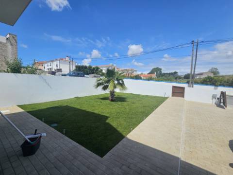 Moradia T4 com garagem e piscina zona Lourinhã