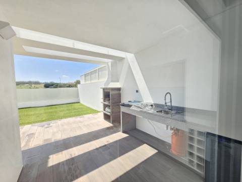 Moradia T4 com garagem e piscina zona Lourinhã